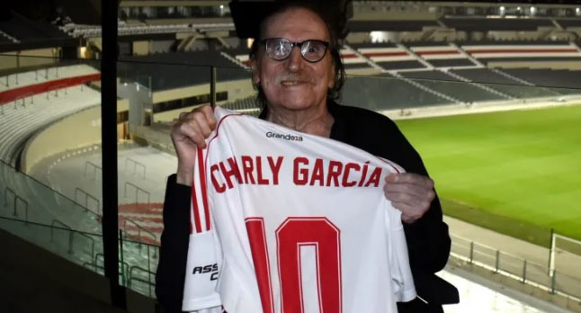 Charly García visitó el Monumental y posó con una camiseta especial de River